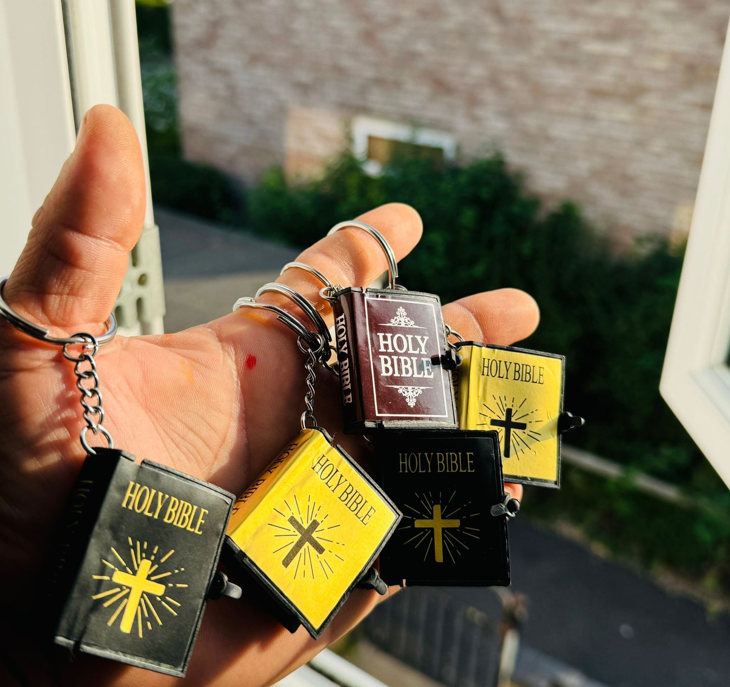 ✨ Mini Holy Bible Keychain – A Symbol of Faith to Carry with You ✨